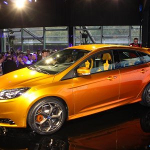 026-2012-ford-focus-st-debut.jpg