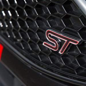 2015-Ford-Focus-ST-with-Mountune-Modifications-grille.jpg