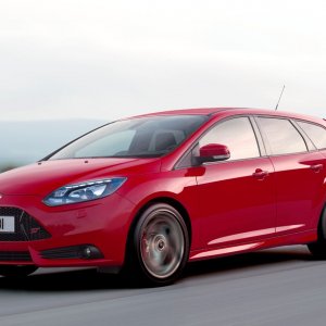 ford-Focus-ST-Wagon-front-view-in-motion.jpg