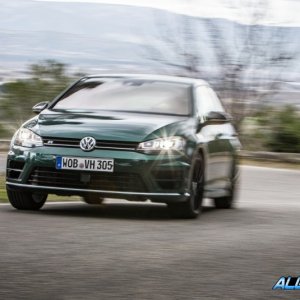 2016-Volkswagen-Golf-R-204-876x535.jpg