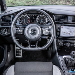 2016-Volkswagen-Golf-R-210-876x535.jpg