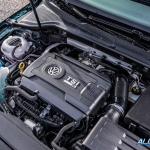 2016-Volkswagen-Golf-R-214-876x535.jpg